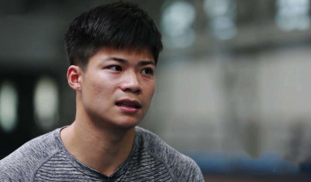 风与飞是现今地下赛车坛两年夜枭雄，风但愿成为一代车神，却始终斗不外飞。飞为了恋人嘉玲与其腹中块肉退出车坛，而风却死力要求一决高低。坤哥为吞下赌注，导致飞赶上车祸，嘉玲亦在生养时死往。飞带着儿子来到海边栖身，碰见渡假屋老板娘由加利。风仍不忿得不到车神之名，来到海边找飞决战，而他的mmSuki亦爱上飞，构成两女一男场合排场。飞早已感觉本身不是车神……